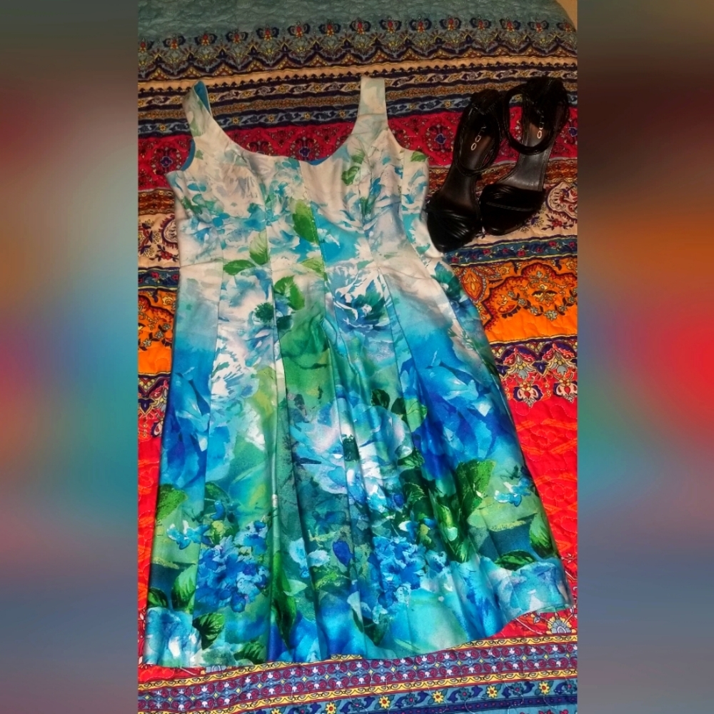 Size 8 Nine West blue floral fitted dress